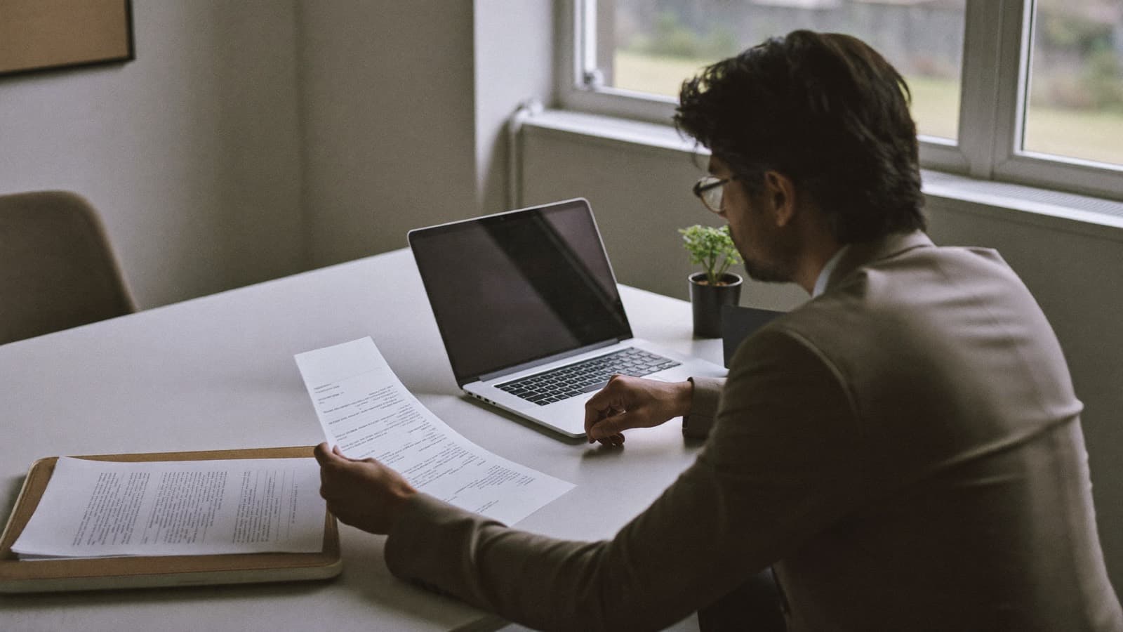 An entrepreneur reviewing documents to choose a tax regime